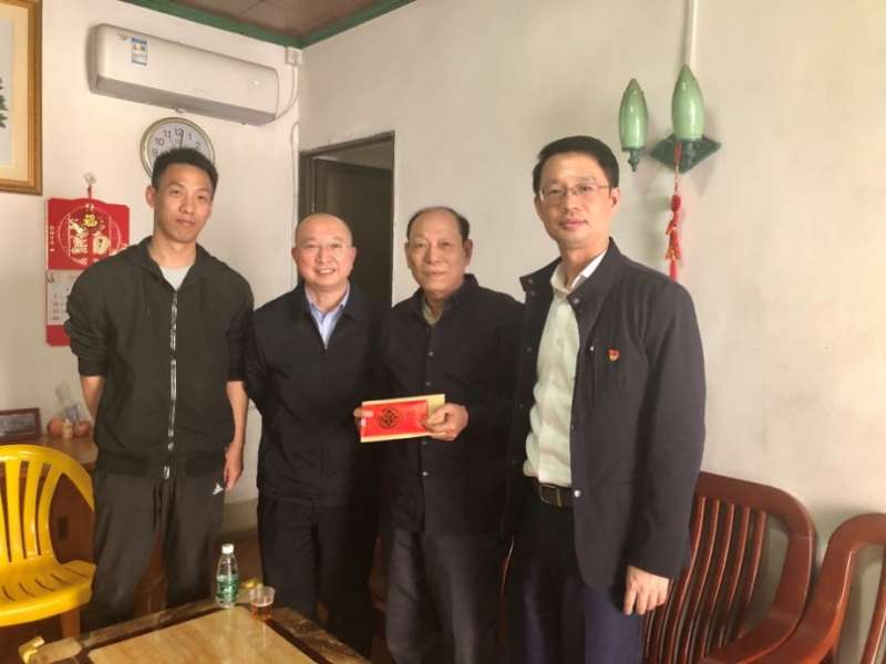 珠海免税集团党委慰问困难党员